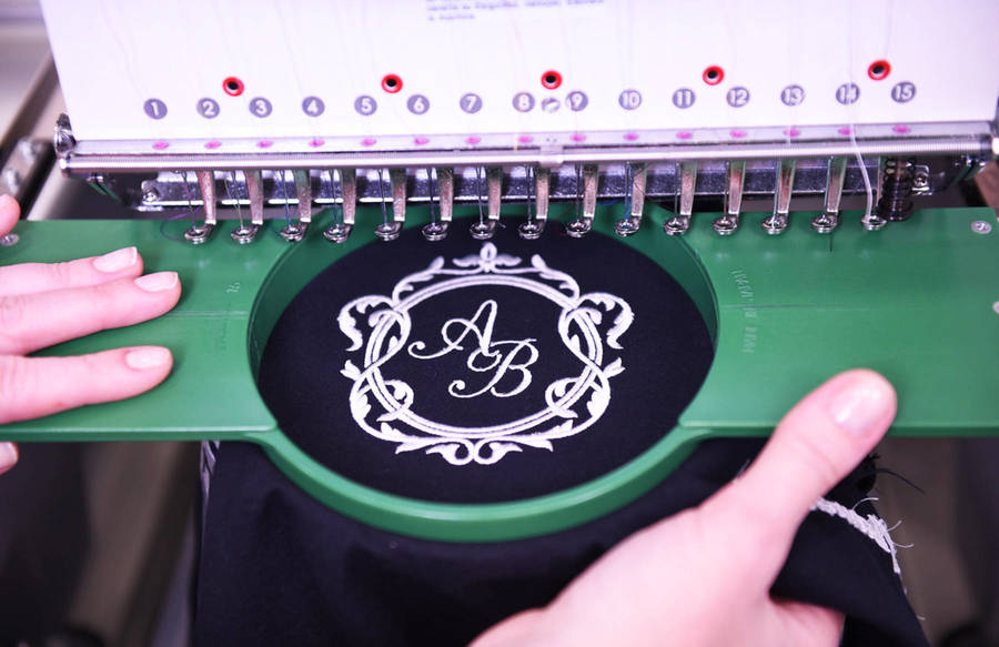 Вышивка на ткани: логотипы, рисунки по индивидуальному заказу